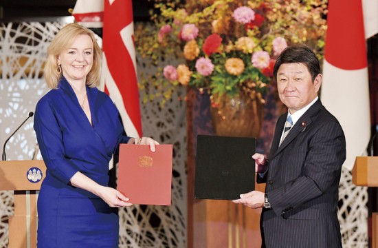 外務大臣として英国トラス国際貿易大臣と日英EPA署名式