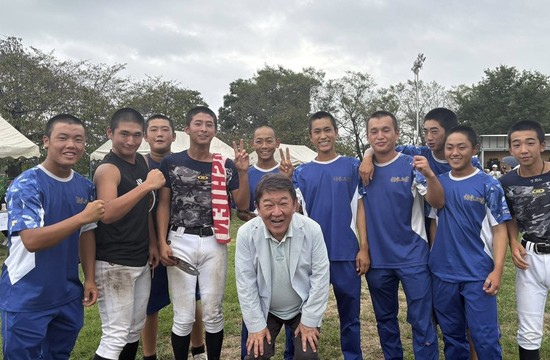 地元の野球部の学生達を激励